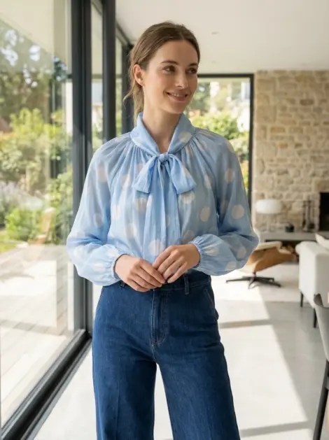 Blouse à pois avec nœud au cou