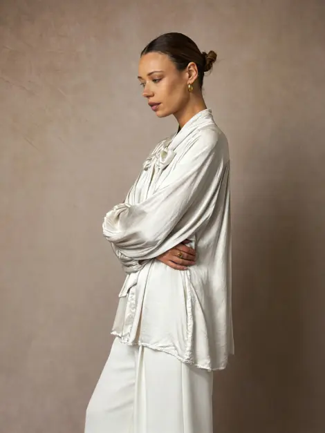 Chemise blouse 100% en viscose très fluide et évasé col lavallière