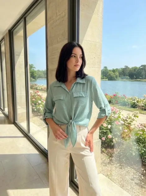 Chemise blouse en viscose fluide à nouer orné de boutons et fausses poches