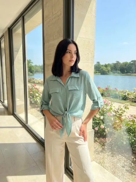 Chemise blouse en viscose fluide à nouer orné de boutons et fausses poches