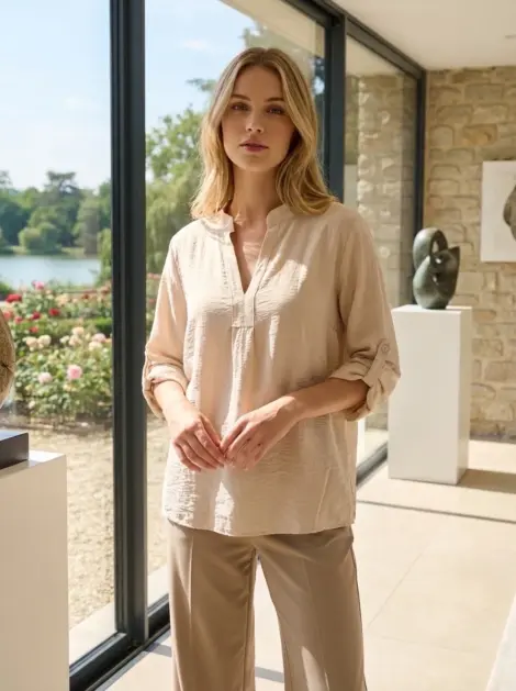 Chemise blouse en viscose texturé fluide col tunisien et manches retroussables