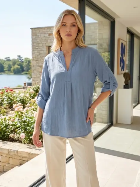 Chemise blouse en viscose texturé fluide col tunisien et manches retroussables