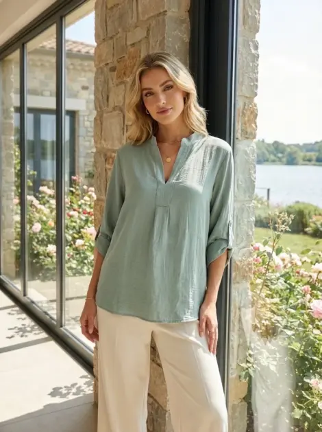 Chemise blouse en viscose texturé fluide col tunisien et manches retroussables