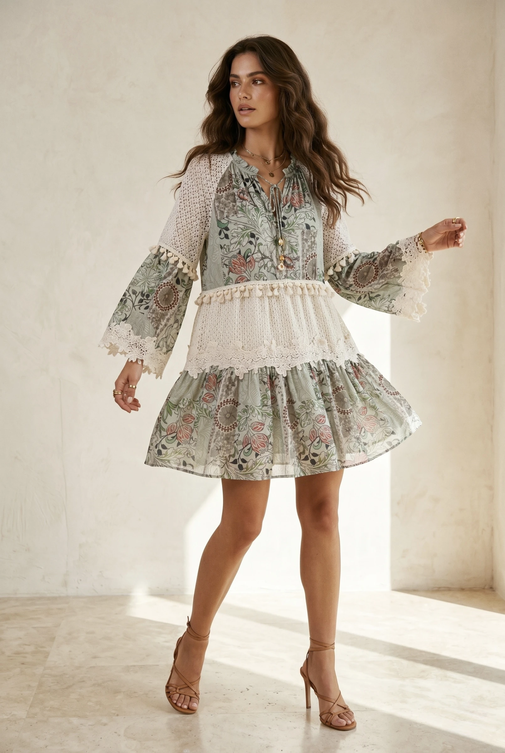 robe-boheme-fluide-imprimee-avec-details-dentelle-et-pompons_vert_69fc76c9276a2