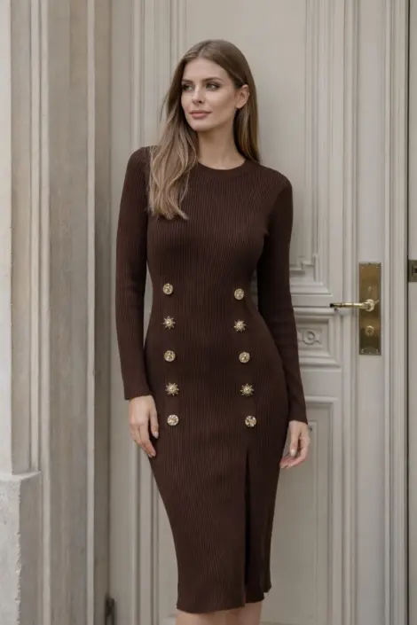 Robe longue côtelée marron à boutons dorés