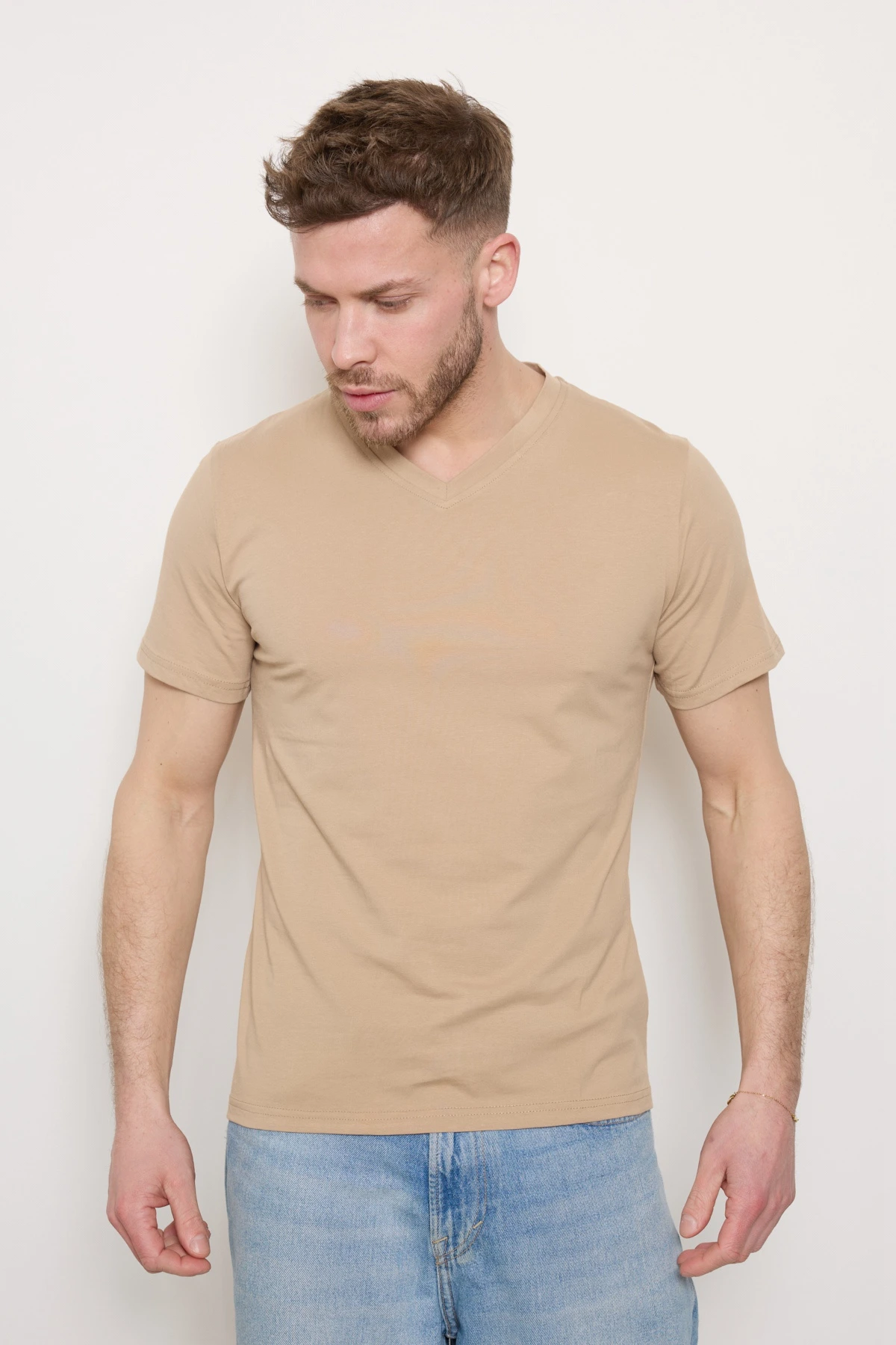 t-shirt-uni-simple-homme-col-v-manche-court_camel_67bc853b74b73
