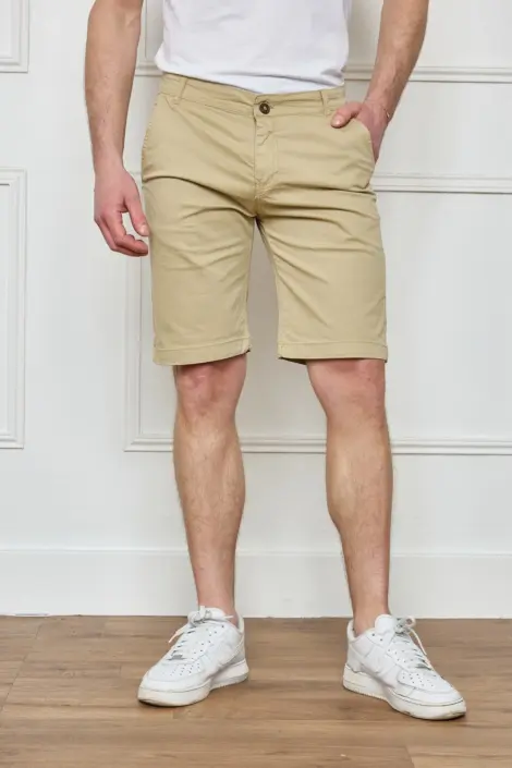 Bermuda simple uni homme deux poches arrières boutonnées