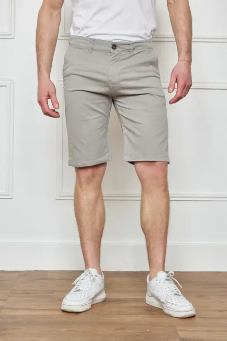 Bermuda simple uni homme deux poches arrières boutonnées