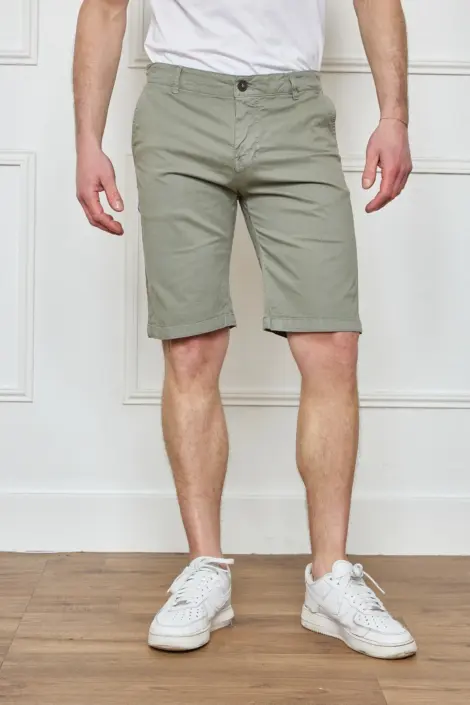 Bermuda simple uni homme deux poches arrières boutonnées
