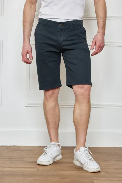Bermuda simple uni homme deux poches arrières boutonnées