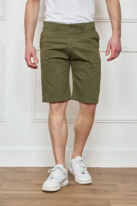 Bermuda simple uni homme deux poches arrières boutonnées