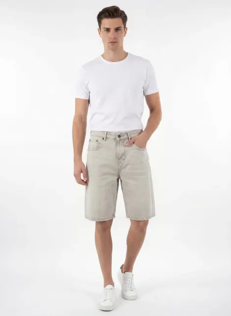 Bermudas uni jeans homme allant en légèrement au dessus des genoux,