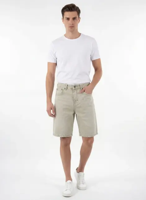 Bermudas uni jeans homme allant en légèrement au dessus des genoux,
