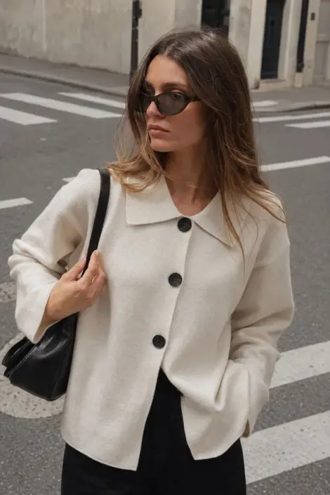 Cardigan en Maille à Col Chemise et Boutons Contrastés – Écru