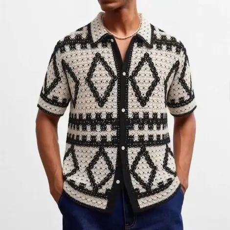 Chemise à manches courtes revisite l'esprit bohème avec un graphisme audacieux