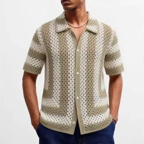 Chemise boutonnée à manches courtes se distingue par sa maille