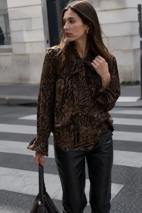 CHEMISE LONGUE À IMPRIMÉ ANIMALIER ET COL LAVALLIÈRE