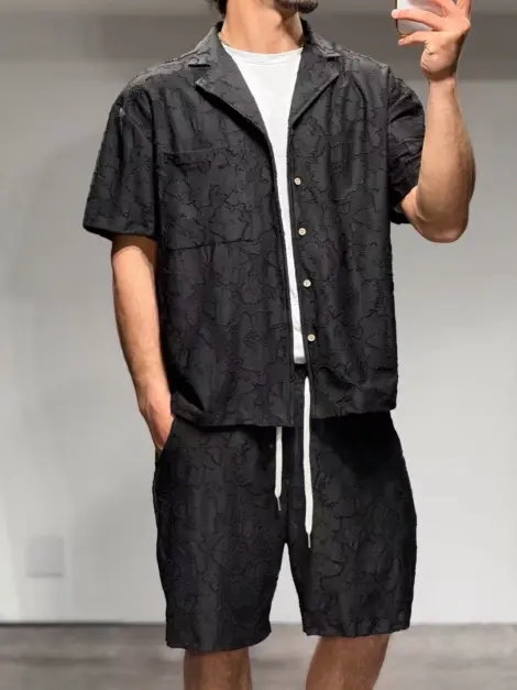 Ensemble uni homme chemisette à boutons et short avec cordon fleuris