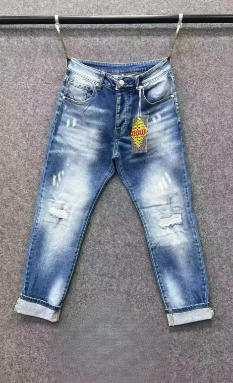 Jean bleu Homme slim au style délavé tendance. Son effet usé subtil