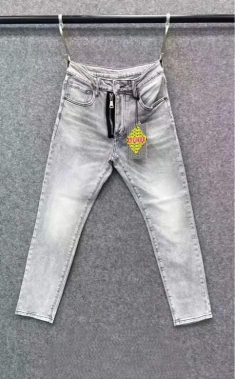 Jean gris Homme slim au style délavé tendance.
