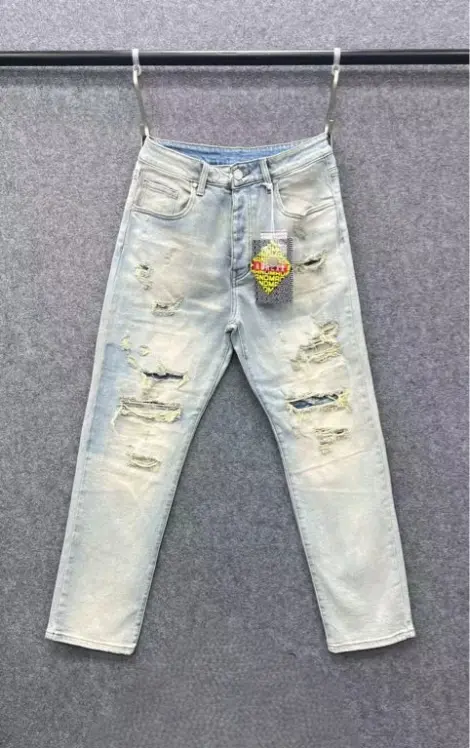 Jean homme dans un denim bleu clair fortement délavé pour un effet vintage.