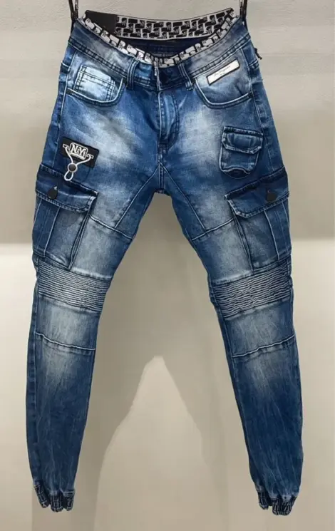 Jean homme foncé travaillé aux genous et des poches SLIM FIT