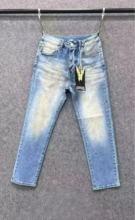 Jean homme slim bleu au délavage subtil.