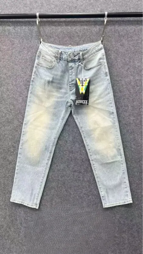 Jean homme slim bleu clair au délavage doux.