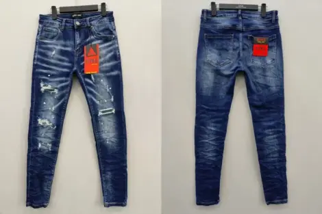 Jean Homme slim bleu délavé déchirures et taches blanches.