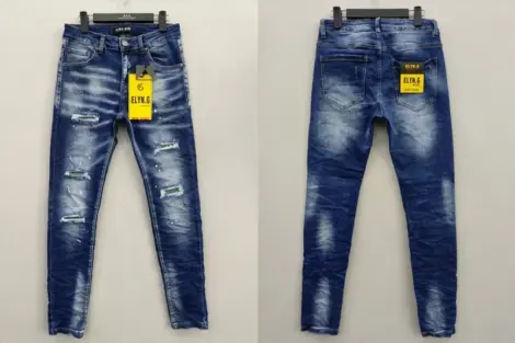 Jean Homme slim bleu délavé déchirures et taches blanches.