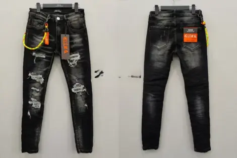 Jean Homme slim noir délavé déchirures et taches blanches.
