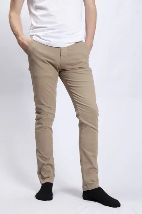 Pantalon chinos coupe regular simple uni