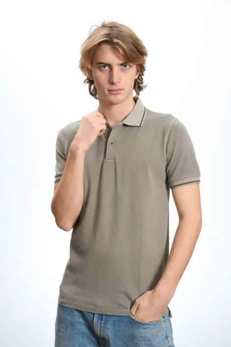 Polo uni homme a col rayé et bouton