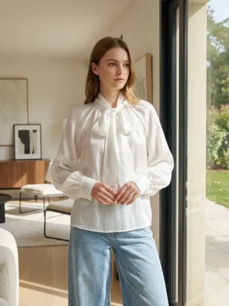 Blouse fluide avec grand nœud au cou