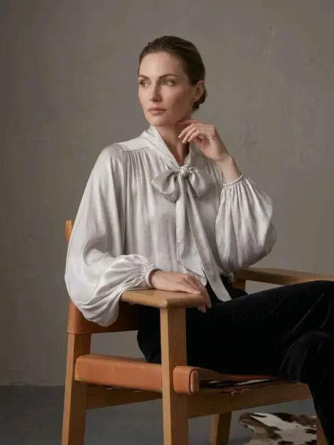 Chemise blouse 100% en viscose très fluide et évasé col lavallière