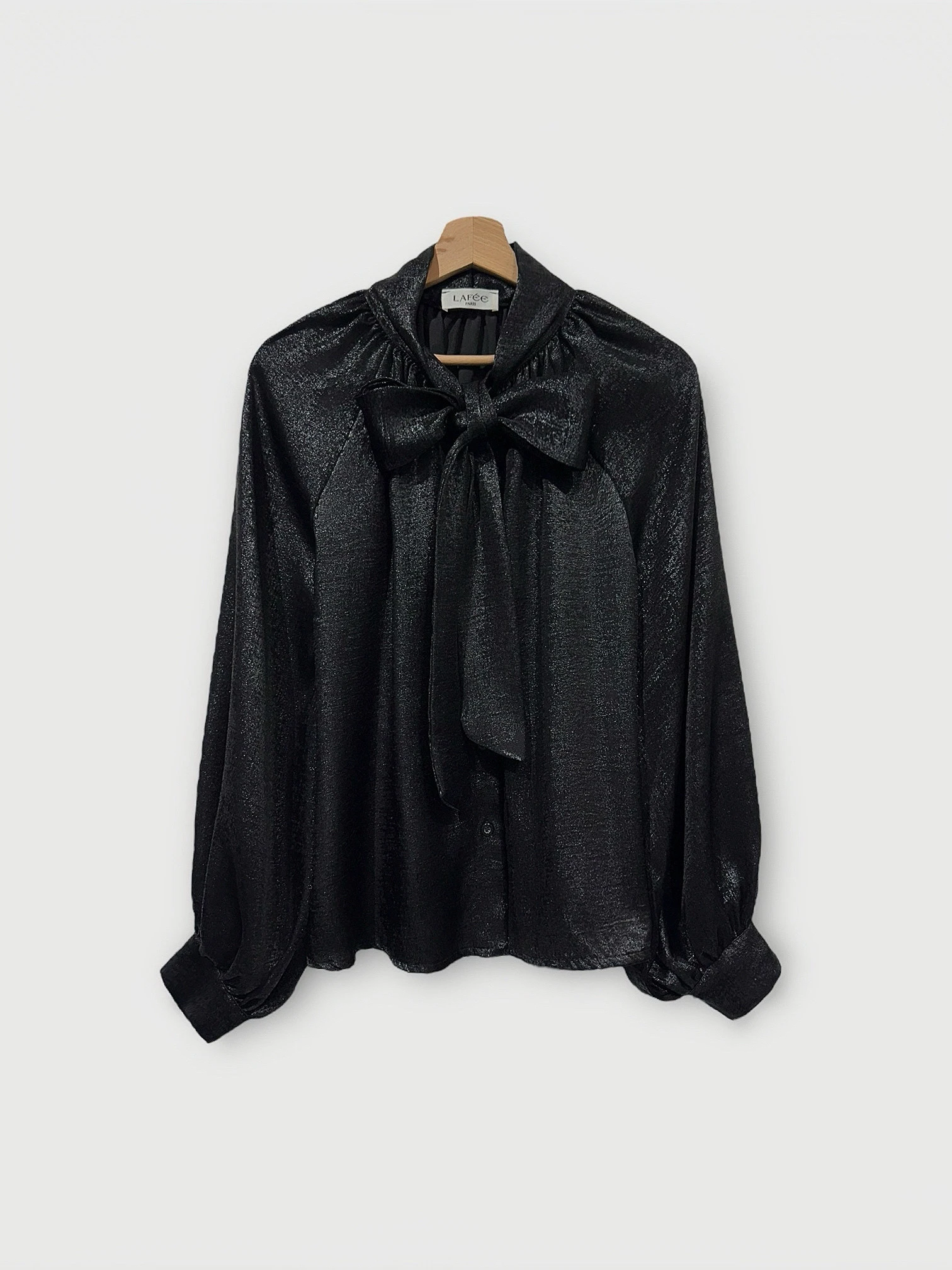 chemise-blouse-en-soie-irrisee-a-col-lavalliere-fluide-noeuds-a-nouer_noir_6915a4bba506b