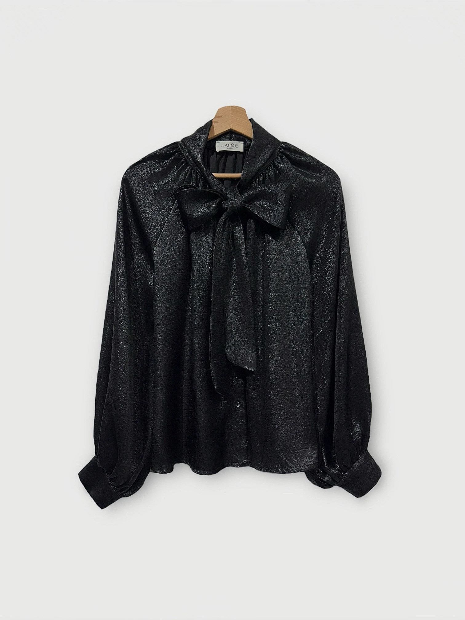 chemise-blouse-en-soie-irrisee-a-col-lavalliere-fluide-noeuds-a-nouer_noir_69b456f2b7525