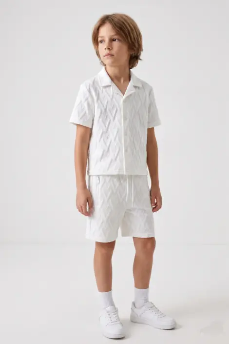 Ensemble chemise short enfant avec motifs en relief