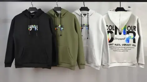 Sweat uni à capuche motif "COLOUR OMR"