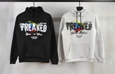 Sweat uni à capuche motif " FREAKED"