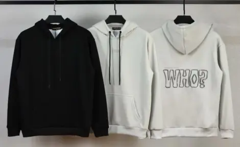 Sweat uni à capuche motif " WHO?"