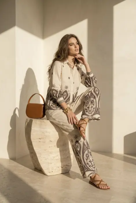 Ensemble fluide imprimé avec chemise et pantalon large