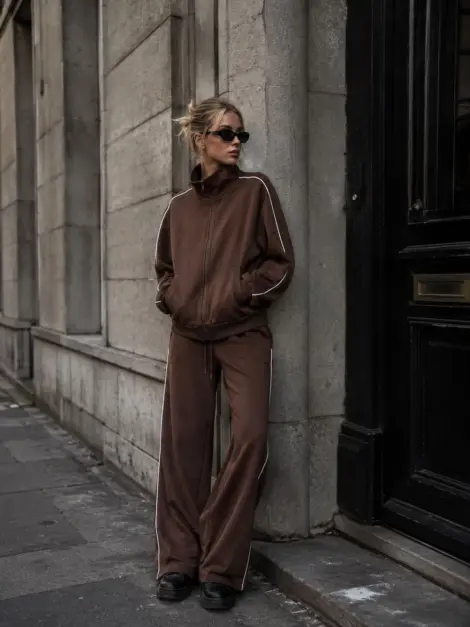 Ensemble jogging à bandes contrastées