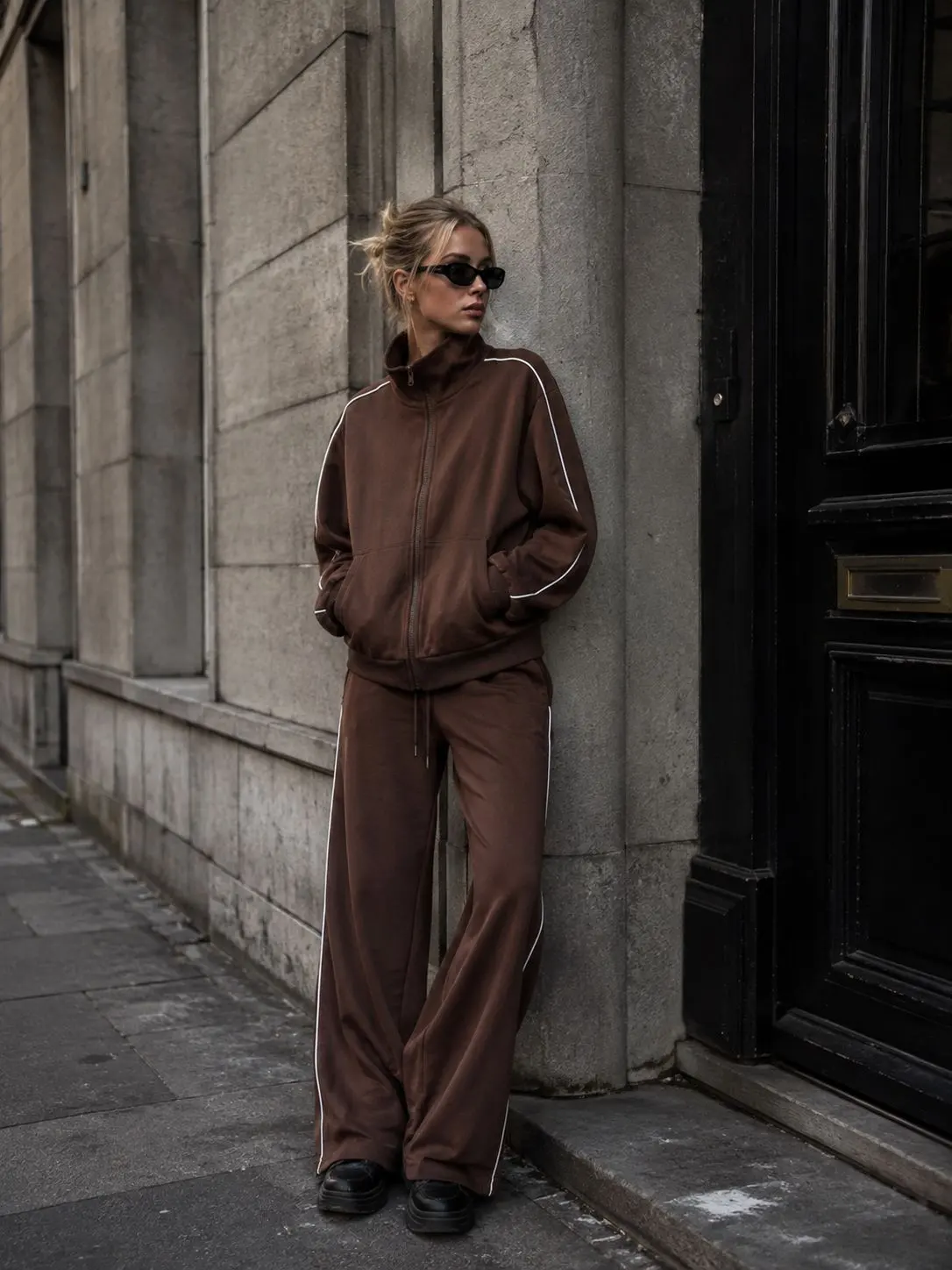 ensemble-jogging-a-bandes-contrastees_marron_6a96d67c72c61