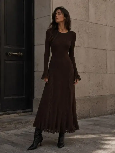 Robe longue en maille côtelée et dentelle