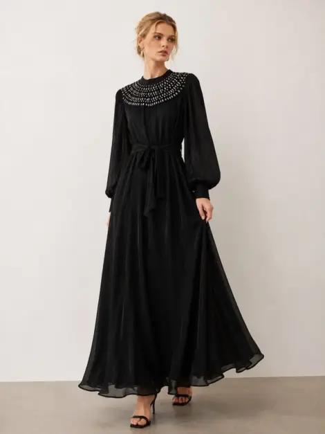 Robe longue satinée à col montant et perles