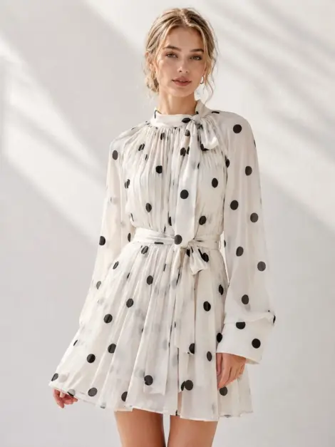 Robe plissée à pois avec ceinture